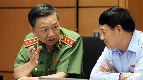 Thượng tướng Tô Lâm (trái) - bộ trưởng Bộ Công an, đại biểu Quốc hội tỉnh Bắc Ninh - tại buổi thảo luận ở tổ về dự án Luật công an nhân dân sửa đổi - Sputnik Việt Nam