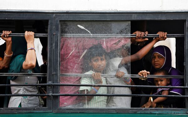 Những người trong xe buýt chở khách ở New Delhi, Ấn Độ - Sputnik Việt Nam