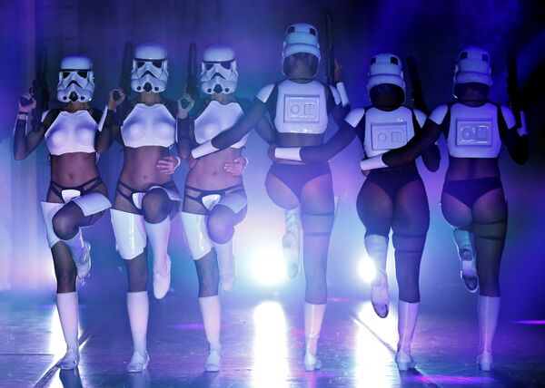 Vũ công trong show hài The Empire Strips Back: A Star Wars Burlesque Parody ở Los Angeles - Sputnik Việt Nam