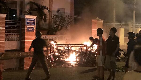 Người biểu tình đốt xe máy tại Trụ sở UBND Bình Thuận, phản đối thông qua luật Đặc khu tại Việt Nam - Sputnik Việt Nam