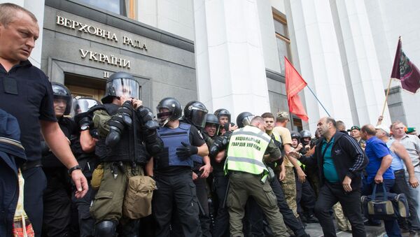 Столкновения митингующих с полицией у здания Рады Украины в Киеве - Sputnik Việt Nam