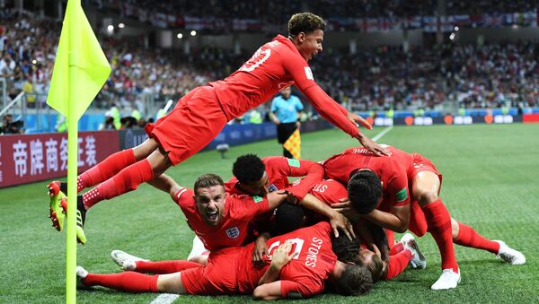 Cầu thủ đội tuyển quốc gia Anh vui mừng sau khi ghi bàn trong trận đấu vòng bảng World Cup 2018 giữa các đội tuyển quốc gia Tunisia và Anh - Sputnik Việt Nam