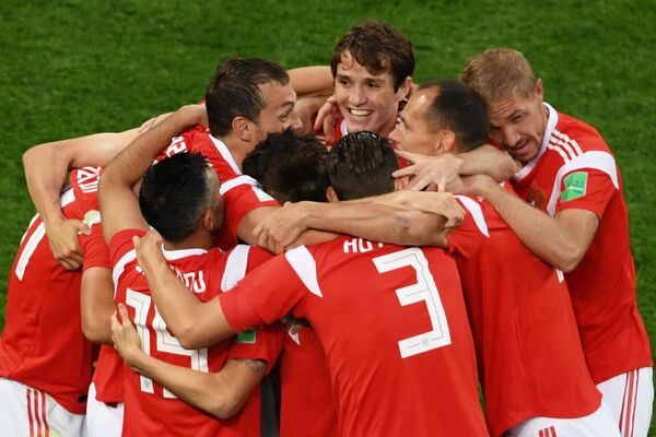 Các cầu thủ của đội tuyển Nga vui mừng vì vừa ghi được bàn thắng trong trận đấu bảng World Cup giữa Nga và Ai Cập - Sputnik Việt Nam