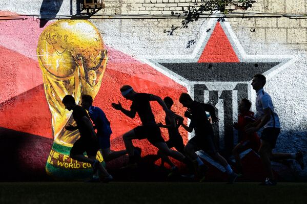 Các cầu thủ của câu lạc bộ bóng đá trẻ đang khởi động tại một sân bóng đá ở St. Petersburg - Sputnik Việt Nam