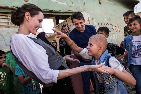 Nữ diễn viên và Đại sứ thiện chí của Liên Hợp Quốc Angelina Jolie và cậu bé Falak 8 tuổi trong cuộc gặp mặt ở Mosul, Iraq - Sputnik Việt Nam