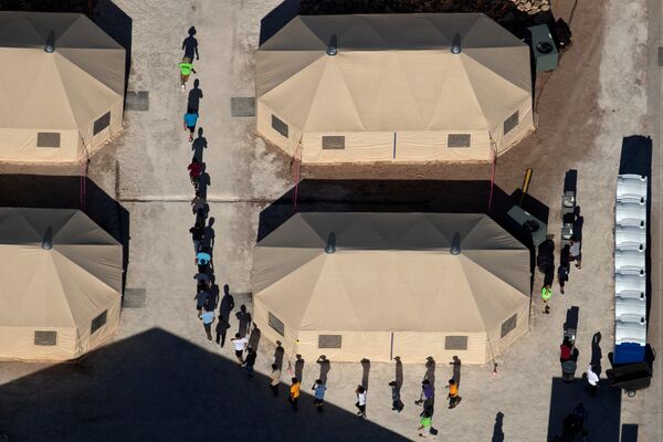 Trẻ em di cư bị tách khỏi cha mẹ trong khu lều trại trên biên giới giữa Mỹ và Mexico, bang Texas - Sputnik Việt Nam