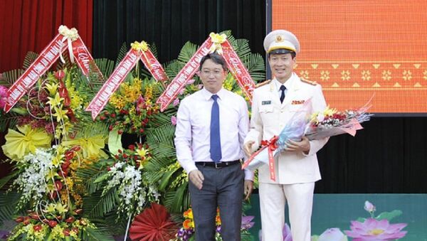 Lãnh đạo UBND tỉnh Đắk Lắk tặng hoa cho tân Giám đốc công an tỉnh Đắk Lắk. - Sputnik Việt Nam