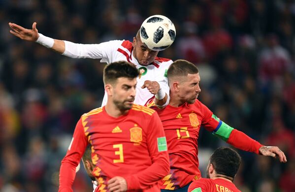 Сầu thủ đội tuyển quốc gia Marocco Youssef Al-Neseri sút bóng vào gôn trong trận đấu vòng bảng của World Cup giữa hai đội Tây Ban Nha và Marocco. - Sputnik Việt Nam