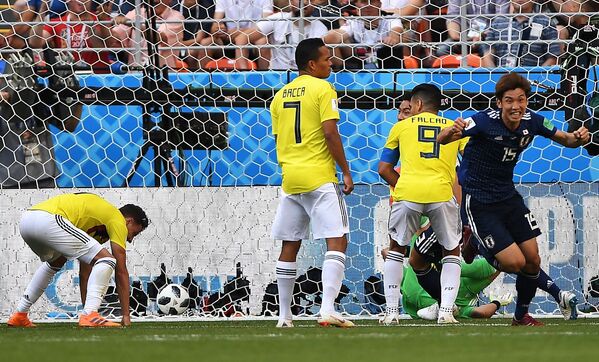 Cú sút vào gôn của đội tuyển Colombia trong trận đấu vòng bảng World Cup giữa hai đội Colombia và Nhật Bản. - Sputnik Việt Nam