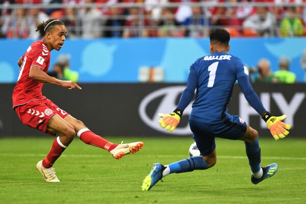 Thủ môn Pedro Galese (Peru) để bóng lọt lưới trong trận đấu vòng bảng của World Cup giữa hai đội Peru và Đan Mạch. - Sputnik Việt Nam