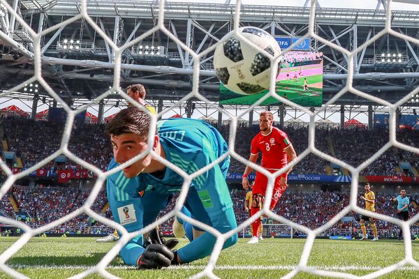 Thủ môn Thibaut Courtois (Bỉ) để bóng lọt lưới trong trận đấu vòng bảng của World Cup giữa hai đội Bỉ và Tunisia  trên sân vận động Spartak tại Matxcơva. - Sputnik Việt Nam