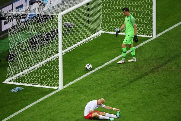 Michał Pazdan (Ba Lan) và thủ môn Wojciech Szczęsny (Ba Lan) buồn bã vì bàn thắng của Colombia trong trận đấu vòng bảng của World Cup giữa hai đội Ba Lan và Colombia. - Sputnik Việt Nam