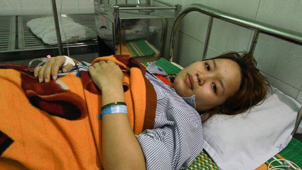 Cô Mai nằm viện điều trị vì bị phụ huynh đánh thủng màng nhĩ. - Sputnik Việt Nam