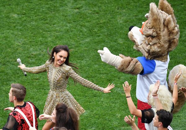 Ca sĩ opera Aida Garifullina tại lễ bế mạc World Cup 2018 trên sân vận động “Luzhniki” ở Matxcơva - Sputnik Việt Nam