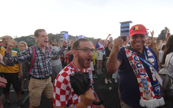 Fan bóng đá trước khi trận đấu chung kết của FIFA World Cup giữa đội tuyển Pháp và đội tuyển Croatia - Sputnik Việt Nam