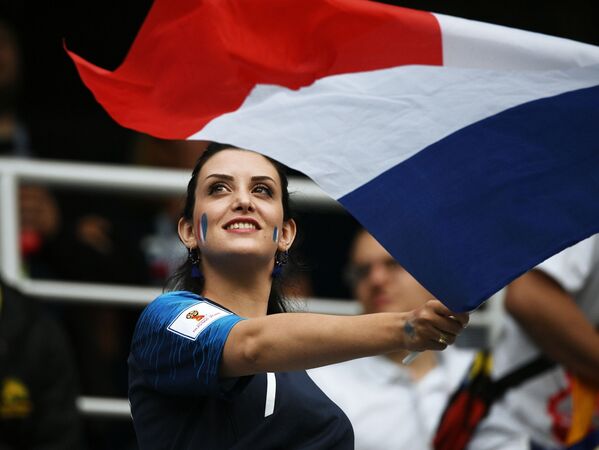 Nữ cổ động viên cho đội tuyển Pháp trước trận đấu của World Cup 2018 giữa hai đội Uruguay và Pháp tại thành phố Nizhny Novgorod - Sputnik Việt Nam