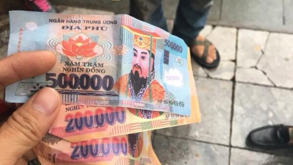 tiền âm phủ mà hai vị khách nước ngoài đưa trả cho tài xế taxi, được cho là bị lái xe xích lô lừa. - Sputnik Việt Nam