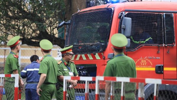 Lực lượng chức năng dựng rào chắn thắt chặt an ninh xung quanh phiên xử. - Sputnik Việt Nam