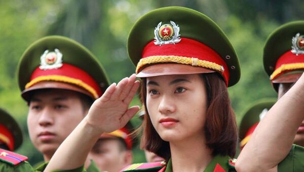 Nữ chiến sĩ cảnh sát thuộc trung đoàn PK20, Công an TP. Hà Nội nghiêm trang làm lễ chào cờ. - Sputnik Việt Nam