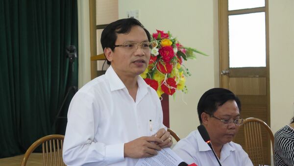 Ông Mai Văn Trinh, Cục trưởng Cục Quản lý chất lượng, Bộ Giáo dục và Đào tạo trả lời câu hỏi của các cơ quan báo chí tại buổi họp báo. - Sputnik Việt Nam