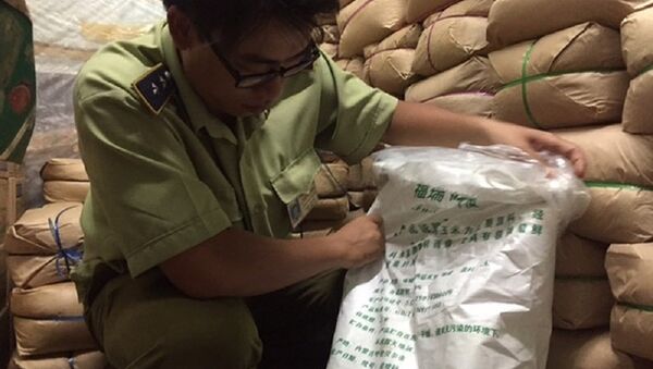 Lực lượng quản lý thị trường kiểm tra bột ngọt đựng trong bao bì toàn tiếng Trung Quốc. - Sputnik Việt Nam