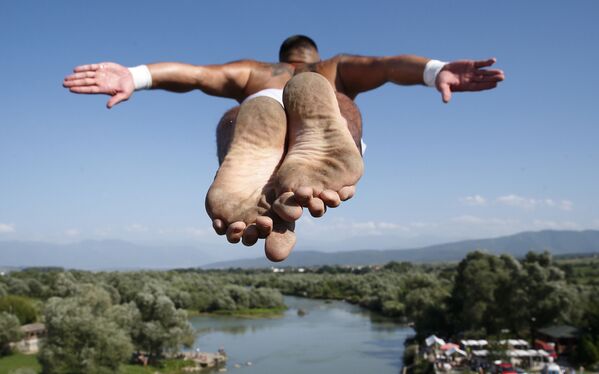 Người chiến thắng trong cuộc thi nhảy cầu hàng năm Florid Gashi thực hiện một bước nhảy thành công từ trên cầu, Kosovo - Sputnik Việt Nam