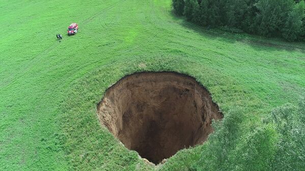 Một mỏ đá vôi lớn với đường kính 32 mét và độ sâu 50 mét trên cánh đồng nông nghiệp ở vùng Nizhny Novgorod, Nga - Sputnik Việt Nam