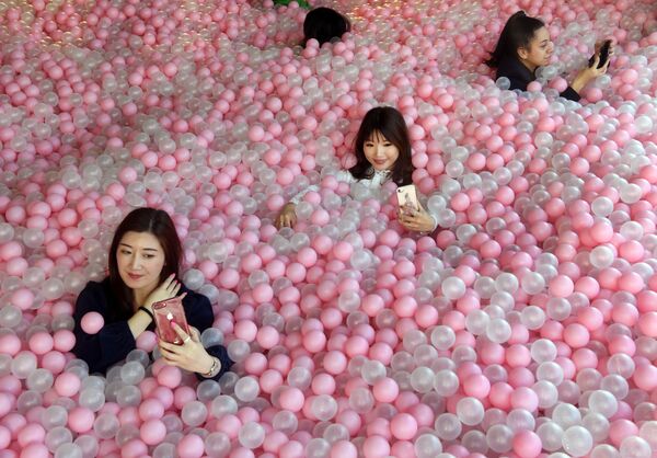 Những cô gái chụp ảnh selfie trong một hồ bơi với những quả bóng giống kẹo trong bảo tàng tương tác Sugar Republic ở Melbourne - Sputnik Việt Nam