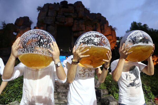 Thí sinh uống bia từ bể cá trong một cuộc thi uống rượu ở thành phố Hàng Châu, Trung Quốc - Sputnik Việt Nam