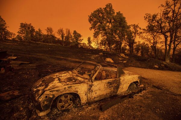 Xe bị cháy do hỏa hoạn thiên nhiên ở California - Sputnik Việt Nam