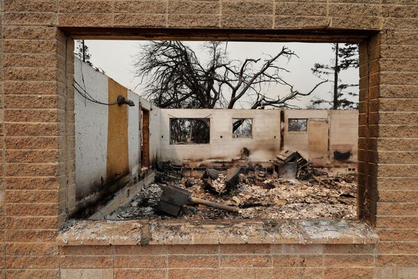 Một ngôi nhà bị cháy do cháy rừng gần Redding, California - Sputnik Việt Nam
