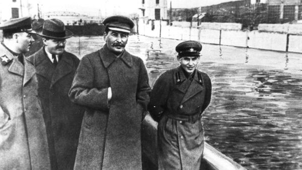 Сталин с главой НКВД Николаем Ежовым, который был расстрелян в 1940 году - Sputnik Việt Nam