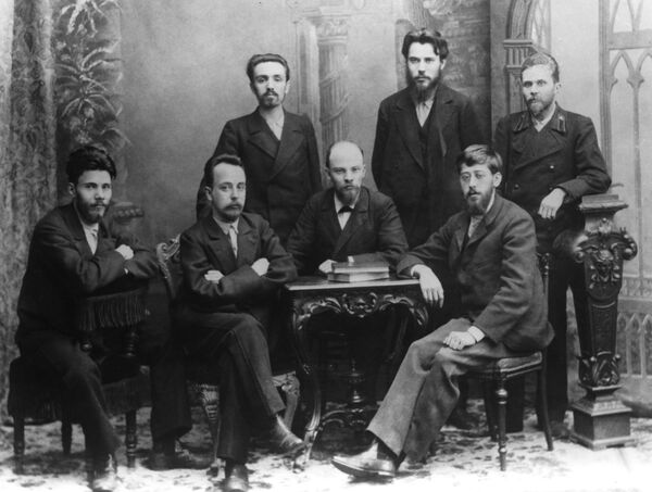 V.I. Ulianov (Lenin) và các thành viên của “Liên minh đấu tranh giải phóng giai cấp công nhân” của Peterburg, từ trái sang phải: A.L. Malchenko, P.K. Zaporozhets, A.A. Vanier; V. V. Starkov, G.M. Krzhizhanovsky, V. I. Ulyanov, Yu.O. Martov-Tsederbaum. Bức ảnh được chụp vào tháng 2 năm 1897. Nhiếp ảnh gia Wesenberg & K. Ảnh phục chế. - Sputnik Việt Nam