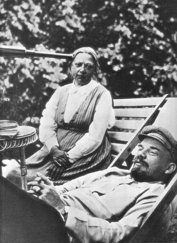 Vladimir Ilyich Lenin và Nadezhda Krupskaya ở Gorki - Sputnik Việt Nam