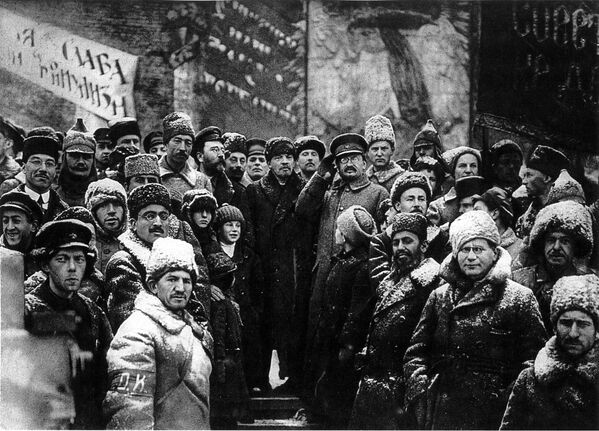 Vladimir Lenin bên cạnh Lev Trotsky trên Quảng trường Đỏ trong cuộc biểu tình, ngày 7 tháng 11 năm 1919 - Sputnik Việt Nam