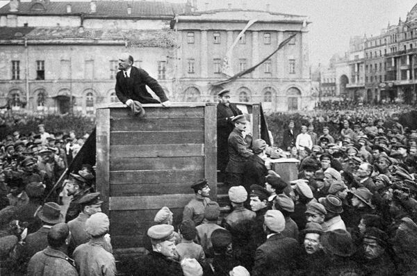 Vladimir Ilyich Lenin phát biểu tại Quảng trường Sverdlov trước những người lính đang chuẩn bị ra trận để chiến đấu với Bạch vệ Ba Lan. - Sputnik Việt Nam