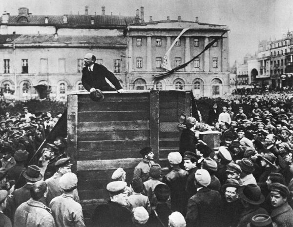 Vladimir Ilyich Lenin phát biểu tại Quảng trường Sverdlov trước quân đội Sverdlov trước những người lính đang chuẩn bị ra trận để chiến đấu với Bạch vệ Ba Lan (hình chụp Lev Trotsky đang đứng trên bậc thang đã bị xóa khỏi bức ảnh) - Sputnik Việt Nam