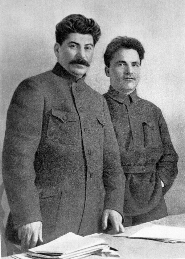 Vẫn là ảnh này không có N.V. Shvernik, trên ảnh còn lại Iosif Vissarionovich Stalin và Sergei Mironovich Kirov - Sputnik Việt Nam