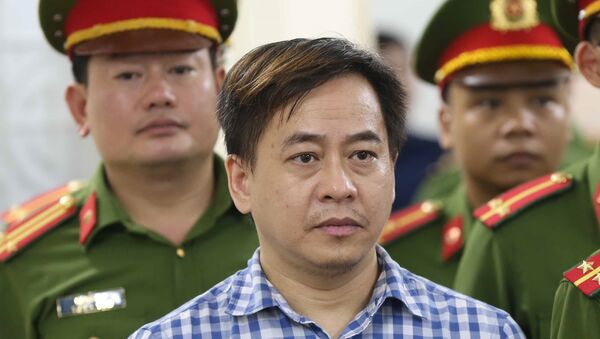 Bị cáo Phan Văn Anh Vũ nghe tòa tuyên án. - Sputnik Việt Nam