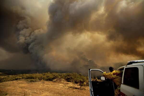 Chỉ huy lực lượng cứu hỏa California (Hoa Kỳ) điều phối việc dập tắt đám cháy rừng từ trực thăng. - Sputnik Việt Nam