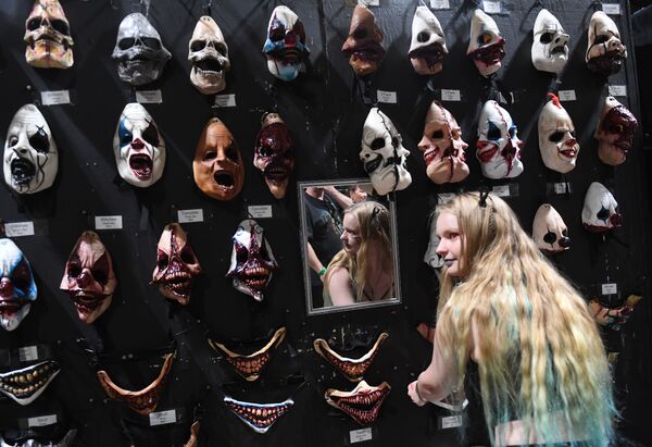 Mặt nạ kinh dị trên khán đài trong đại hội thường niên Midsummer Scream Horror Convention ở thành phố Long Beach của California - Sputnik Việt Nam