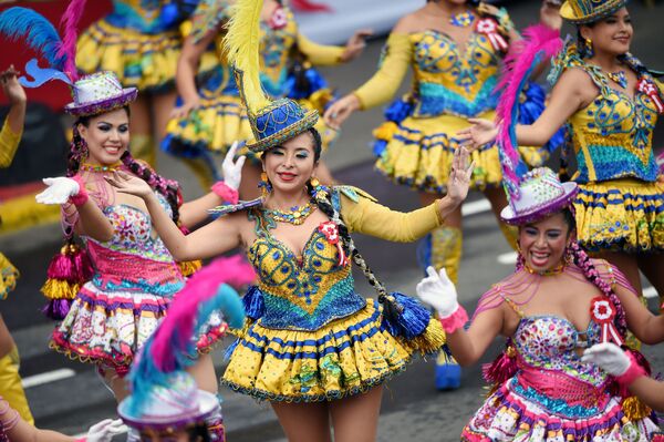 Các vũ công diễu hành vinh danh Ngày Độc lập ở Lima, Peru - Sputnik Việt Nam