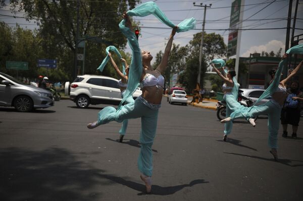 Diễn viên múa ba lê nhảy giữa đường phố trong khi đèn đỏ ở Thành phố Mexico - Sputnik Việt Nam