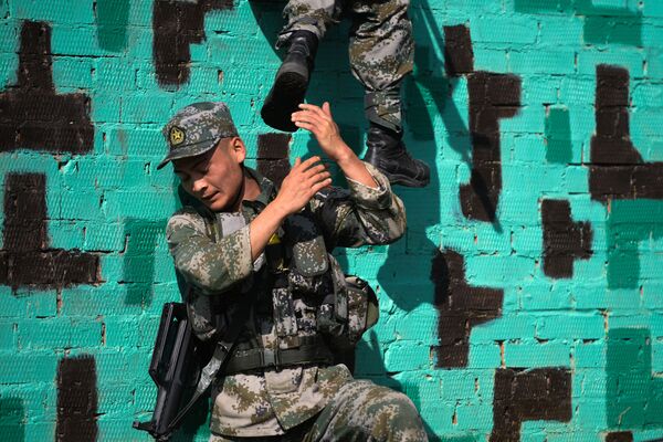 Quân nhân Trung Quốc trong cuộc hành trình Dẫn đường trinh sát tại cuộc thi Trinh sát quân đội xuất sắc trong khuôn khổ ArMY-2018 - Sputnik Việt Nam