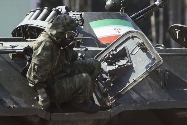 Quân nhân Iran tham gia cuộc đua tiếp sức trong khuôn khổ cuộc thi quốc tế Môi trường an toàn - Sputnik Việt Nam