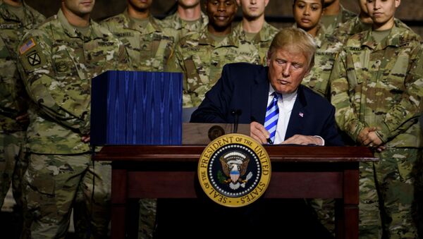 Tổng thống Mỹ Donald Trump vào ngày thứ Hai 13-8-2018 đã ký ngân sách quốc phòng Mỹ - Sputnik Việt Nam