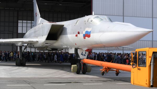 Выкатка российского ракетоносца-бомбардировщика Ту-22М3М в Казани - Sputnik Việt Nam