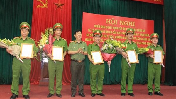 Thứ trưởng Nguyễn Văn Sơn trao Quyết định của Bộ trưởng Bộ Công an cho các đồng chí lãnh đạo thuộc Tổng cục VIII nghỉ công tác. - Sputnik Việt Nam