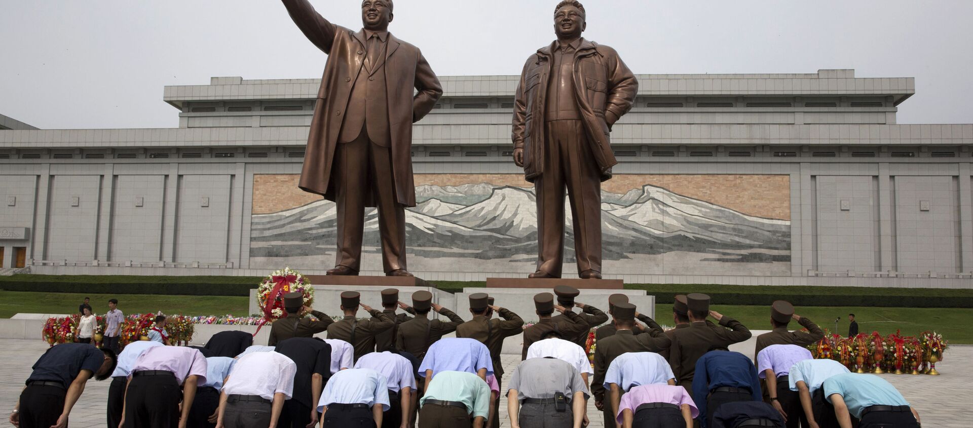 Bức tượng các lãnh tụ CHDCND Triều Tiên Kim Il-sung và Kim Jong-il - Sputnik Việt Nam, 1920, 14.01.2020