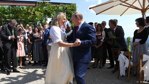 Tổng thống Putin khiêu vũ với cô dâu Ngoại trưởng Áo Karin Kneissl - Sputnik Việt Nam